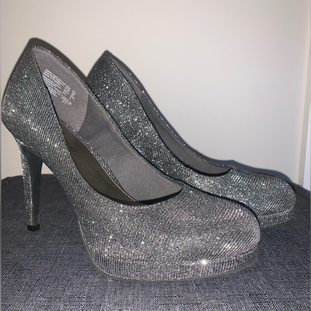 Sparkly Grey Close Toed Pump